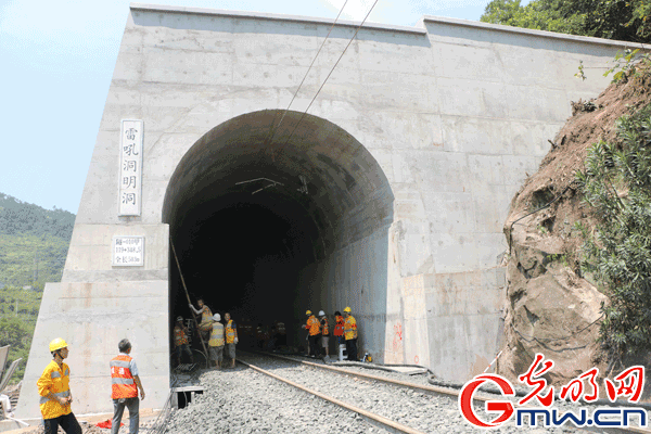 光明网:53天昼夜奋战抢修 川黔铁路20日恢复通车