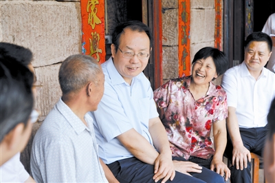 6月29日,资阳市委书记,市人大常委会主任周喜安走进农村,街道,社区