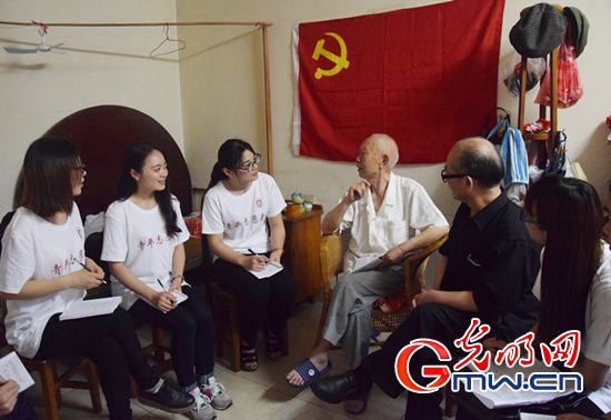 江苏理工学院95后大学生访谈95名老党员