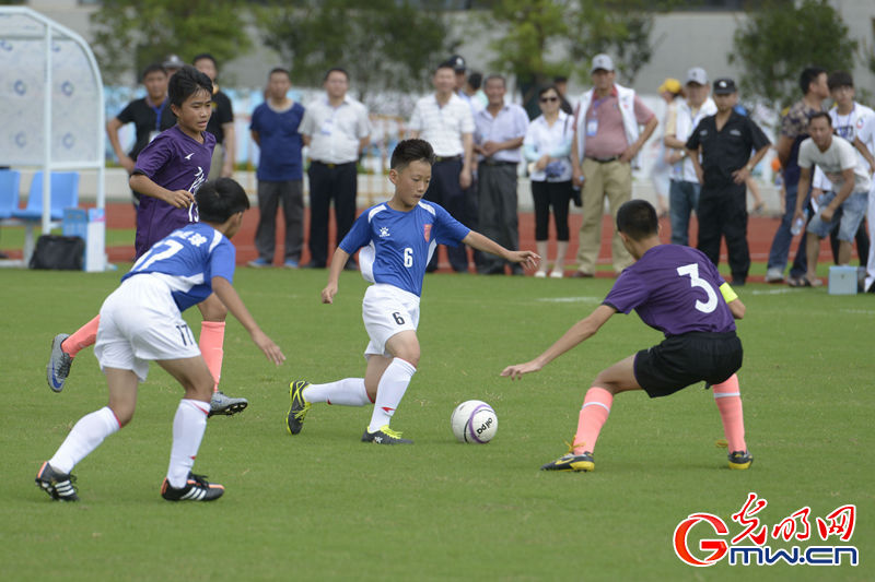 青少年12岁男子足球赛江苏张家港开赛(10)