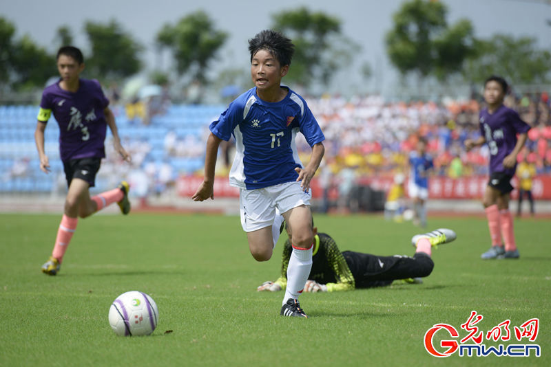 青少年12岁男子足球赛江苏张家港开赛(1)