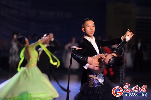 全国体育舞蹈公开赛在柳州举行
