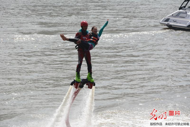 吉林首届水上飞人争霸赛 选手拥抱美女飞跃惊