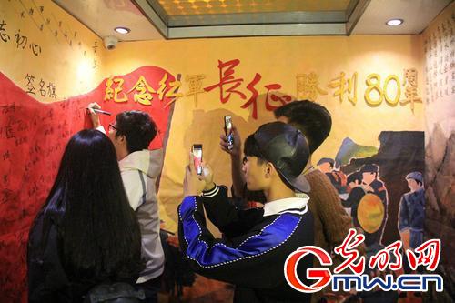 长沙学院长征主题电梯开启红色之旅