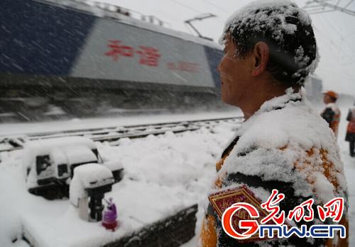 郑铁路局三万余人深入一线扫雪除冰巡检设备