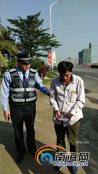 男子马路上散发小卡被警方抓获 缴获小卡380余