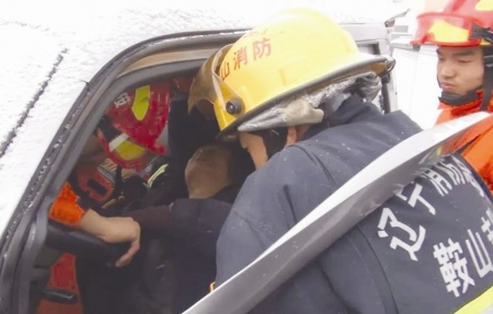 鞍山:司机被卡车里 消防破拆救人