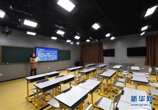 北京雾霾红色预警学校停课 老师利用网络直播