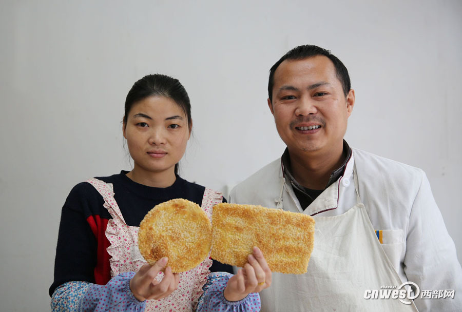 80后夫妻做汉阴炕炕馍 女儿带身边虽苦亦甜(2