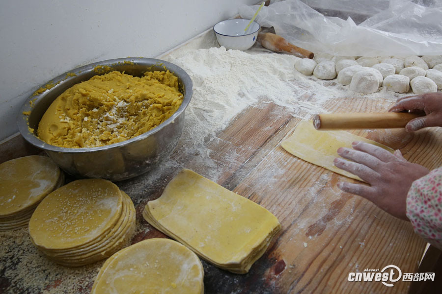 80后夫妻做汉阴炕炕馍 女儿带身边虽苦亦甜(1