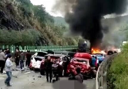 广东清连高速19车连撞 已致3人受伤