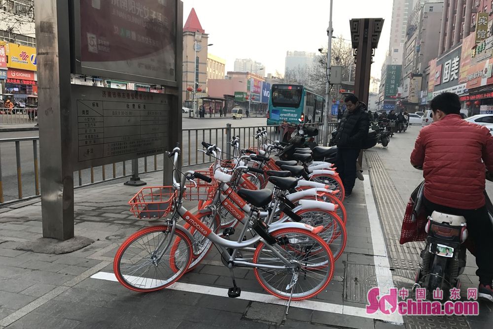 共享单车再现济南街头 扫码骑走半小时0.5元(5