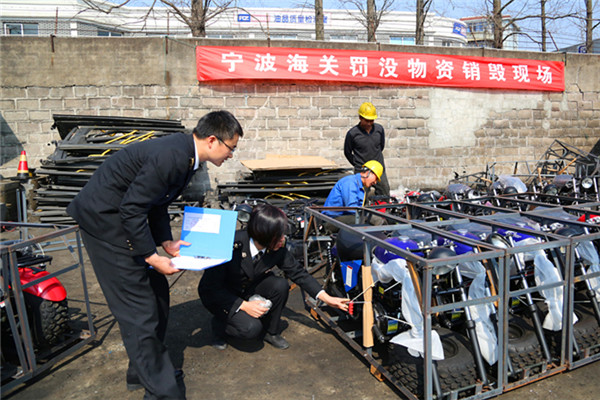 宁波海关关员清点待待销毁摩托车。张岚 摄 人民网宁波3月1日电记者从宁波海关缉私局获悉,2月28日,宁波海关对63辆质检不合格的走私非公路用两轮摩托车进行集中销毁。这是宁波海关近年来查获的数量最大的一起走私出口无证摩托车案件。 销毁现场,工作人员将摩托车的外壳砸成一块块碎片,随后利用高温焊枪将核心部件切割销毁,此次销毁产生的废料由具有专业资质的单位回收。 非公路用两轮摩托车是一种使用宽型方向把和越野型轮胎,适应在非公路地区行使的两轮摩托车。 据工作人员介绍,这批非法走私出口的无证摩