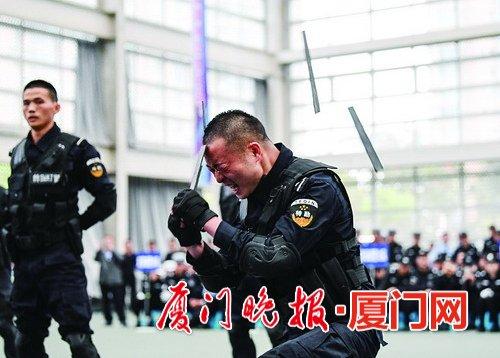 厦门头顶拍钢的辅警 吓跑辖区的小混混