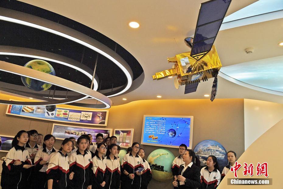 中国航天日 兰州中学生近距离接触航天神器(