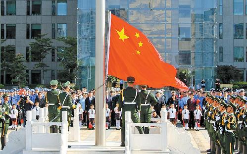 我市隆重举行庆五一升国旗仪式