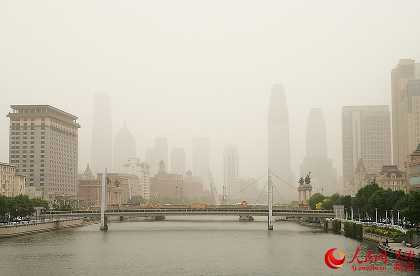 天津遭遇今年首场大范围沙尘天气 大风扬沙中