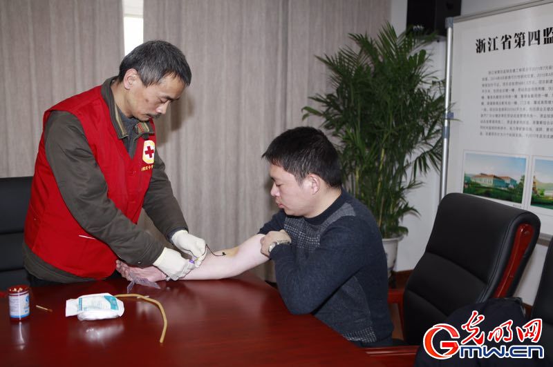 胖叔33岁,大名解阳建,是浙江省第四监狱八监区一分监区分监区长