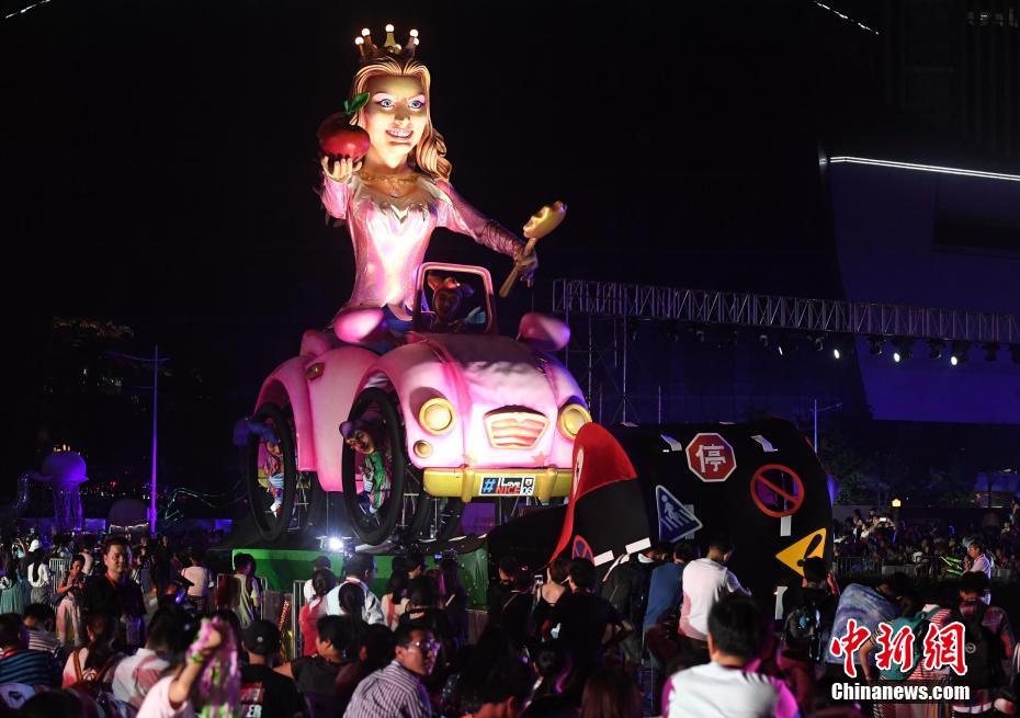 厦门民众享受原汁原味的尼斯嘉年华(4)