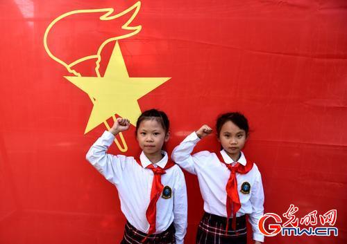 广西河池:新队员,我和队旗合个影