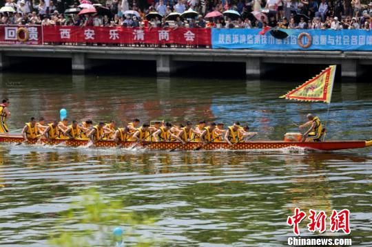 第五届西安汉城湖龙舟节举办 国际战队 抢眼