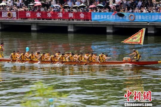 第五届西安汉城湖龙舟节举办 国际战队 抢眼