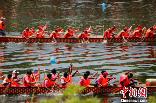 第五届西安汉城湖龙舟节举办 国际战队 抢眼
