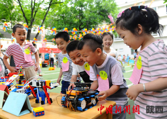 陕西一幼儿园举办 游戏点亮快乐童年 六一活动