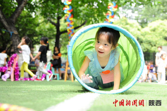 陕西一幼儿园举办 游戏点亮快乐童年 六一活动
