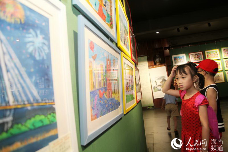 海口市举行中小学生美术书法优秀作品展览(8)