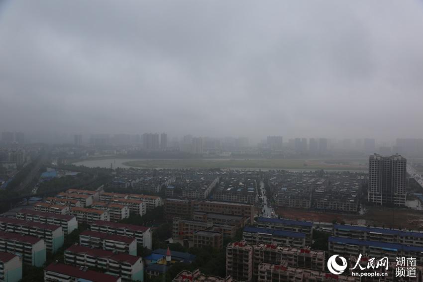 长沙遭遇最强暴雨 黑云压城城欲摧
