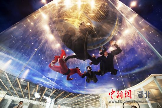 世界最大立式娱乐风洞在荆门首飞成功(图)_图片新闻_光明网