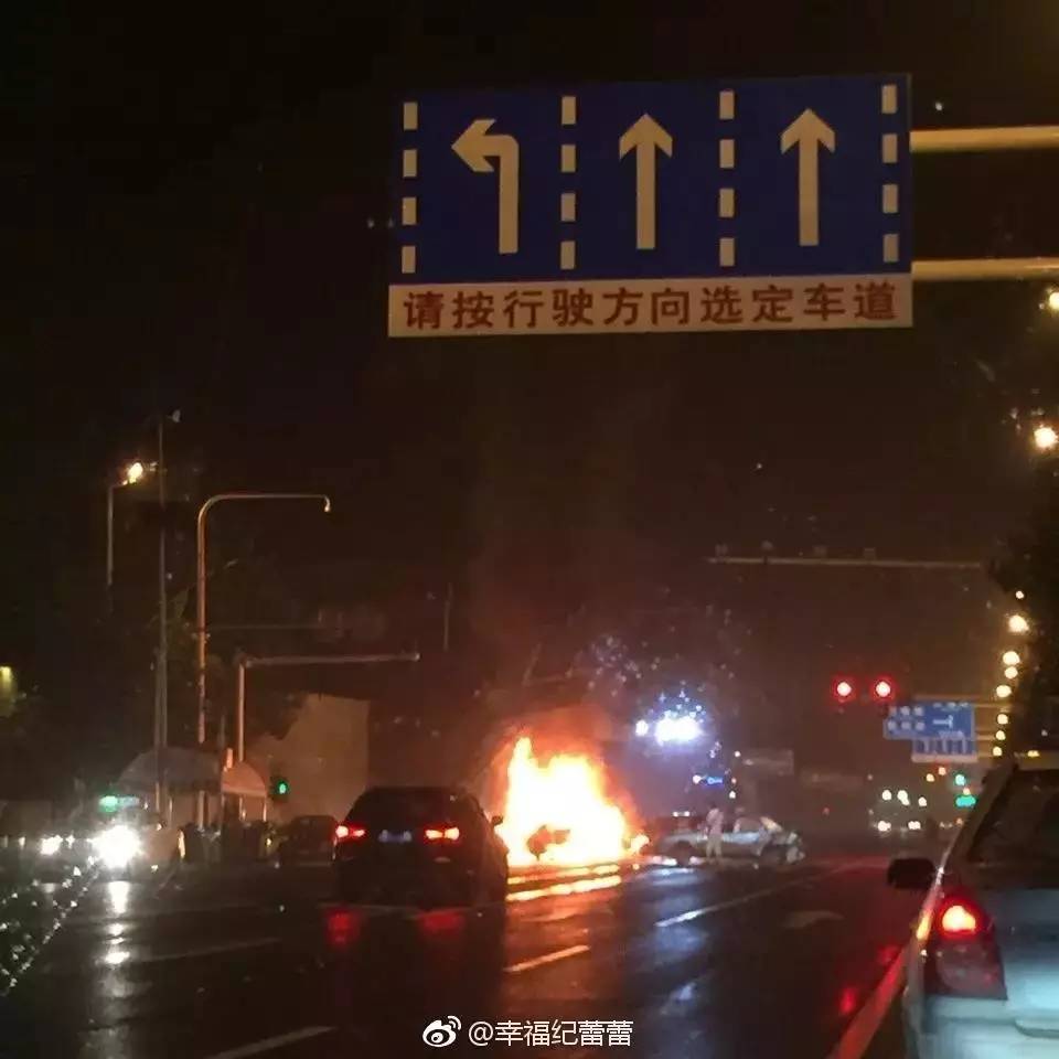 汉口今晨突发惨烈车祸:2人不幸身亡,6车受损