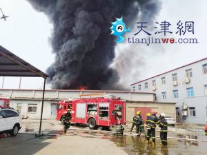 西青区一仓库起火 高温中3名消防战士晕倒在火