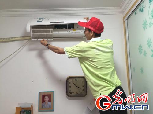 长沙:雷锋上门为独居老人洗空调