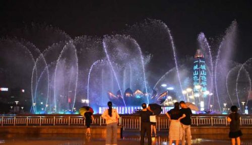 盛夏已到 济南泉城广场喷泉喷放时间延后加夜