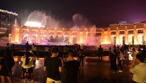 盛夏已到 济南泉城广场喷泉喷放时间延后加夜