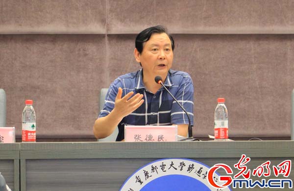 重庆邮电大学移通学院院长张德民回答记者提问 汪强 摄