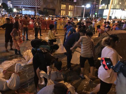 长沙:党员干部筑起防洪大堤