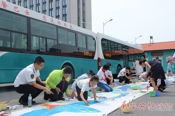 青岛小学生画满18米大公交竟获点赞!为啥?