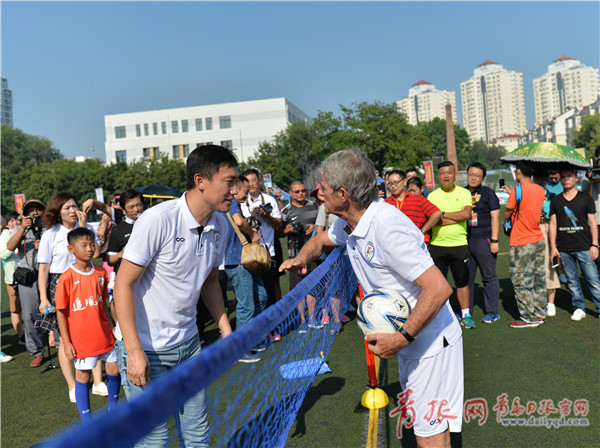 国足前任主帅米卢现身青岛 与曲波踢网式足球