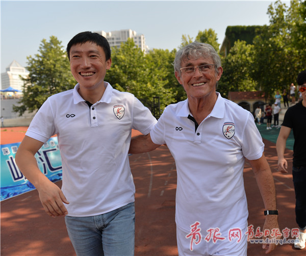 国足前任主帅米卢现身青岛 与曲波踢网式足球