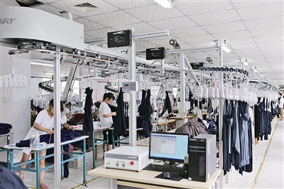 红妮集团新安装的日本smart mrt服装智能吊挂流水线生产线有序地试