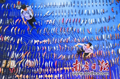 广州海关查获839件走私入境刀具 全部化成水