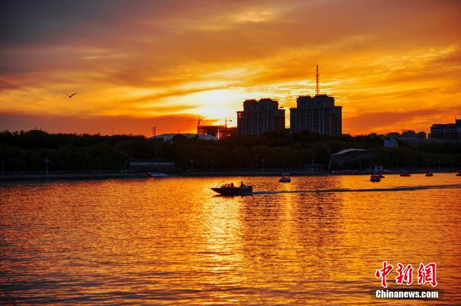 甘肃嘉峪关频现火烧云景观