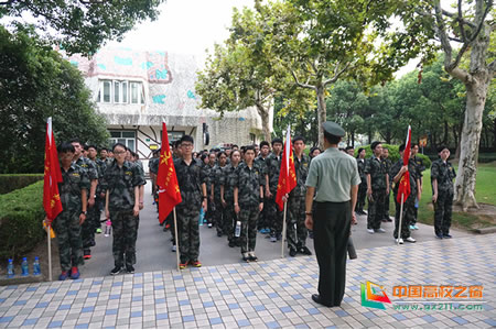上海市第十中学高一新生军训活动拉开帷幕
