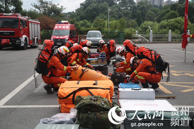 贵州消防赴九寨沟地震救援队伍集结完毕