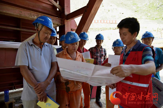 甘肃省地震科普宣传队把应急避险常识送到工地