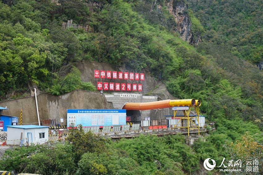 丽香铁路建设推进顺利 进藏"最美天路"飞跨虎跳峡