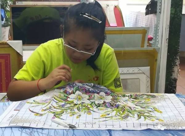 青岛最牛国际裁缝﹕坐轮椅上为阿玛尼打版(4)